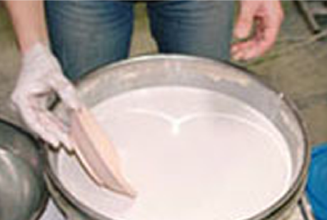 素焼きしたカップに釉薬を塗ることにより、有田焼の「パールの輝き」と呼ばれるすばらしい光沢を作り出すことが出来ます。